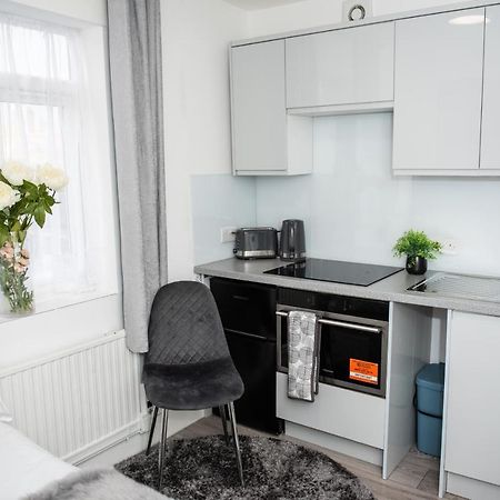 Small But Cozy Studio, Great Tube Connection Londen Buitenkant foto