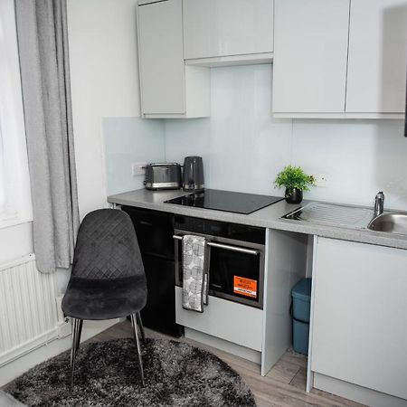 Small But Cozy Studio, Great Tube Connection Londen Buitenkant foto