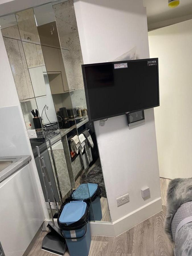Small But Cozy Studio, Great Tube Connection Londen Buitenkant foto